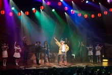 「池袋サンシャイン座長フェスティバル ～『堂々めぐりの人斬り狼』＆『西部のハリーはあばれ馬』～」より、新木宏典が座長を務めた初日公演の様子。©「池袋サンシャイン座長フェスティバル」製作委員会／岩田えり