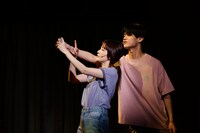 舞台「年下彼氏～君のとなりで～」より。（撮影：福羅広幸）