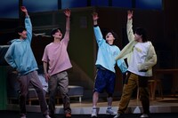 舞台「年下彼氏～君のとなりで～」より。（撮影：福羅広幸）