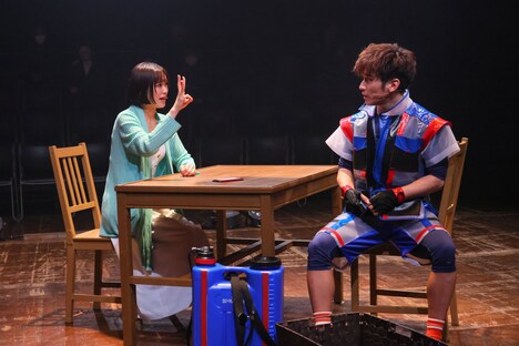 KAAT神奈川芸術劇場プロデュース 音楽劇「愛と正義」より。（撮影：宮川舞子）