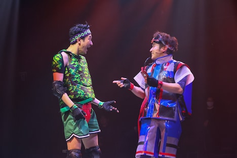 KAAT神奈川芸術劇場プロデュース 音楽劇「愛と正義」より。（撮影：宮川舞子）