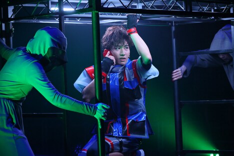 KAAT神奈川芸術劇場プロデュース 音楽劇「愛と正義」より。（撮影：宮川舞子）