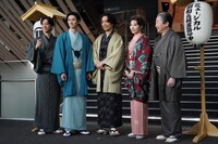 カメラマンから「麻璃央くんだけ、ガッツポーズで！」と言われ、ガッツポーズをする黒羽麻璃央（左端）。