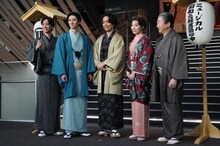 カメラマンから「麻璃央くんだけ、ガッツポーズで！」と言われ、ガッツポーズをする黒羽麻璃央（左端）。