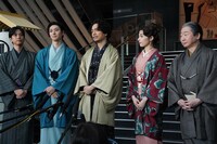 左から黒羽麻璃央、古川雄大、山崎育三郎、明日海りお、中村梅雀。