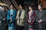 左から黒羽麻璃央、古川雄大、山崎育三郎、明日海りお、中村梅雀。