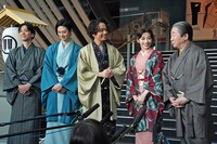 左から黒羽麻璃央、古川雄大、山崎育三郎、明日海りお、中村梅雀。