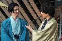 左から古川雄大、山崎育三郎。