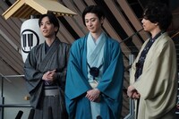 左から黒羽麻璃央、古川雄大、山崎育三郎。