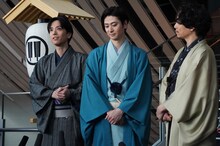 左から黒羽麻璃央、古川雄大、山崎育三郎。