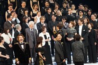 CONCERT「THE BEST New HISTORY COMING」カーテンコールより、井上芳雄にマイクを向けられた堂本光一（写真中央）。