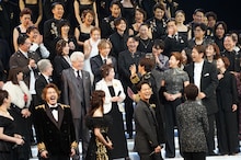 CONCERT「THE BEST New HISTORY COMING」カーテンコールより、井上芳雄にマイクを向けられた堂本光一（写真中央）。