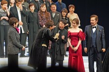 CONCERT「THE BEST New HISTORY COMING」カーテンコールより、「最高！」と叫ぶ市村正親（写真中央）。