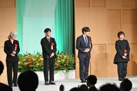 優秀スタッフ賞のトロフィーを受け取った面々。