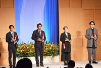 優秀演出家賞のトロフィーを受け取った面々。