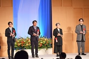優秀演出家賞のトロフィーを受け取った面々。