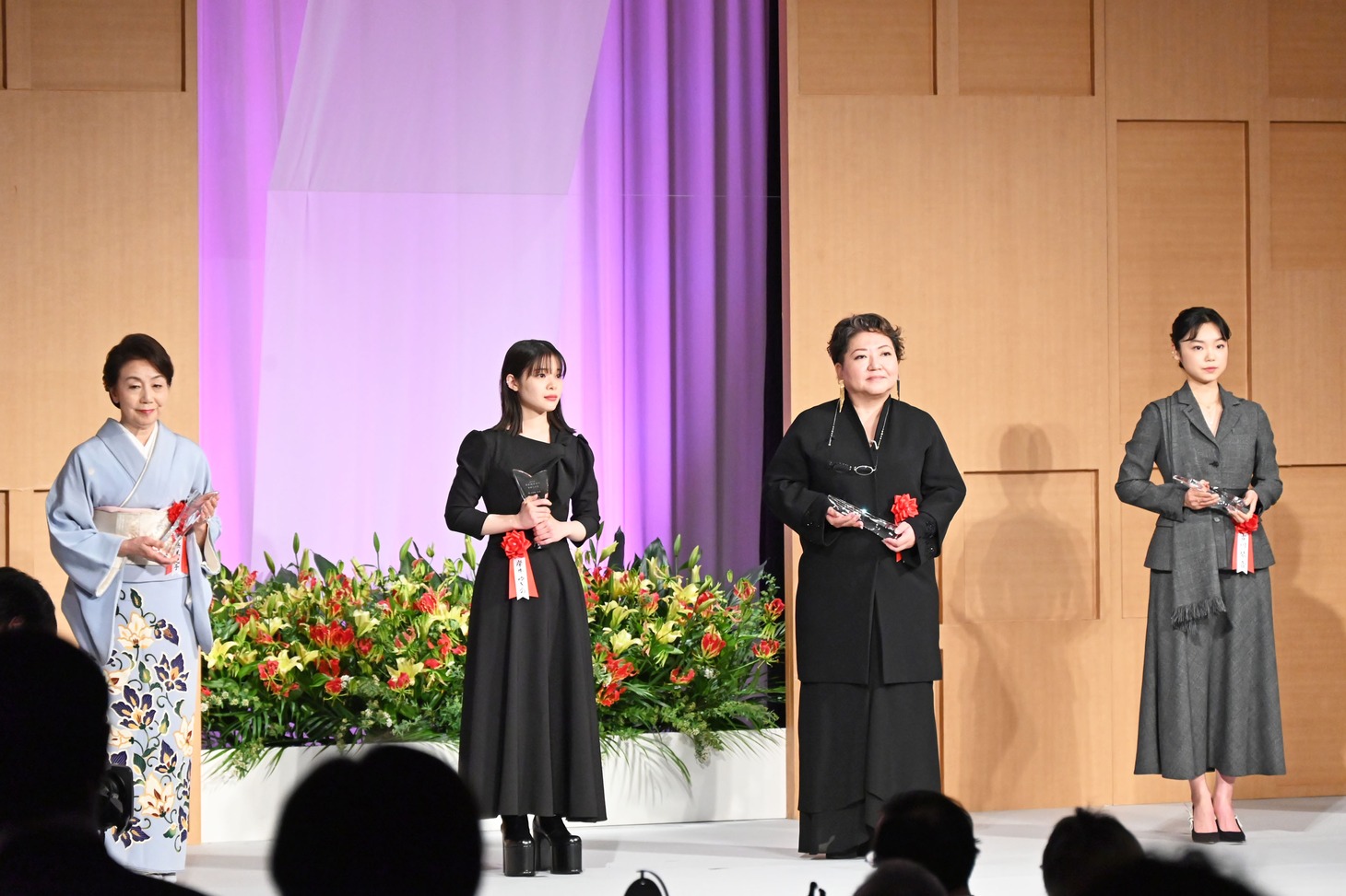 優秀女優賞のトロフィーを受け取った面々。