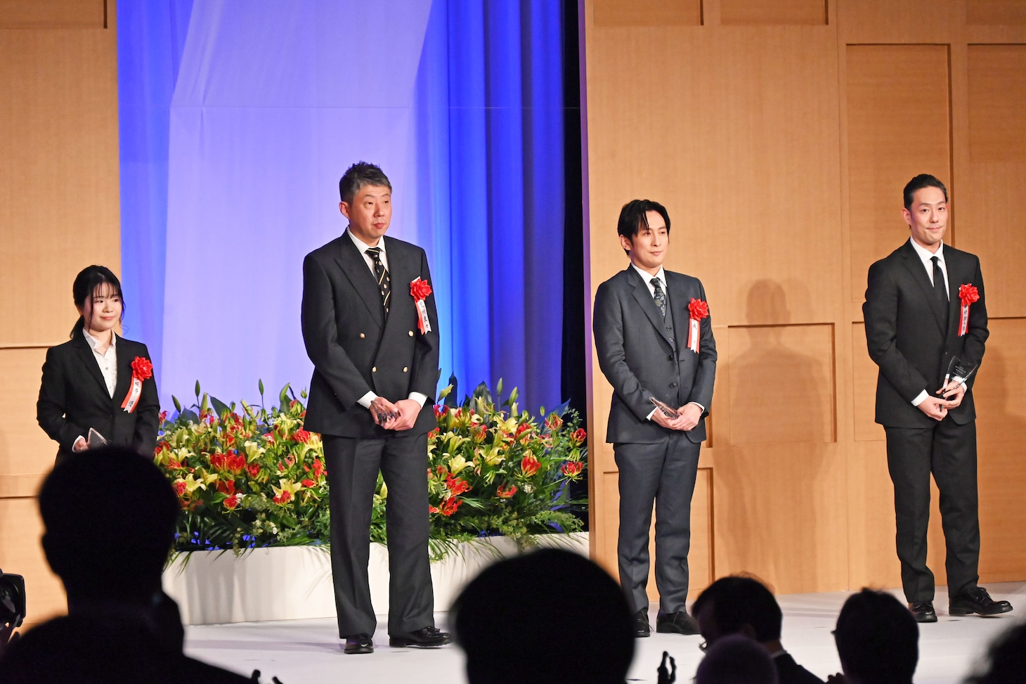 優秀男優賞のトロフィーを受け取った面々。