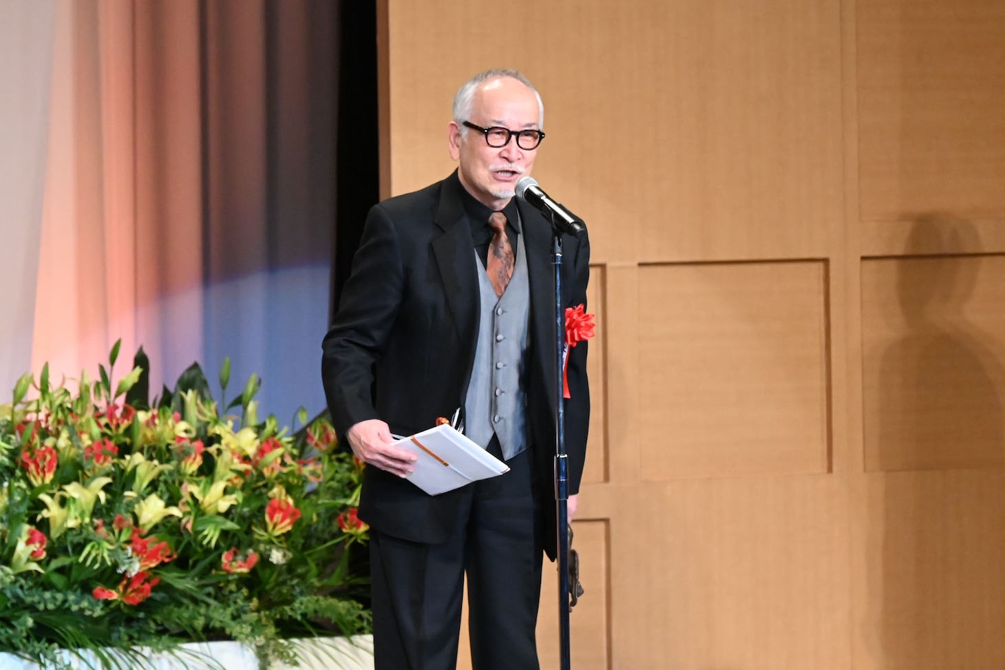 大賞を受賞し、喜びのスピーチをする木場勝己。