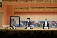 「三月花形歌舞伎」桜プログラム「『伊勢音頭恋寝刃』油屋店先　同奥庭」より。©松竹