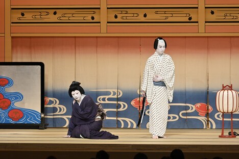 「三月花形歌舞伎」桜プログラム「『伊勢音頭恋寝刃』油屋店先 同奥庭」より。©松竹