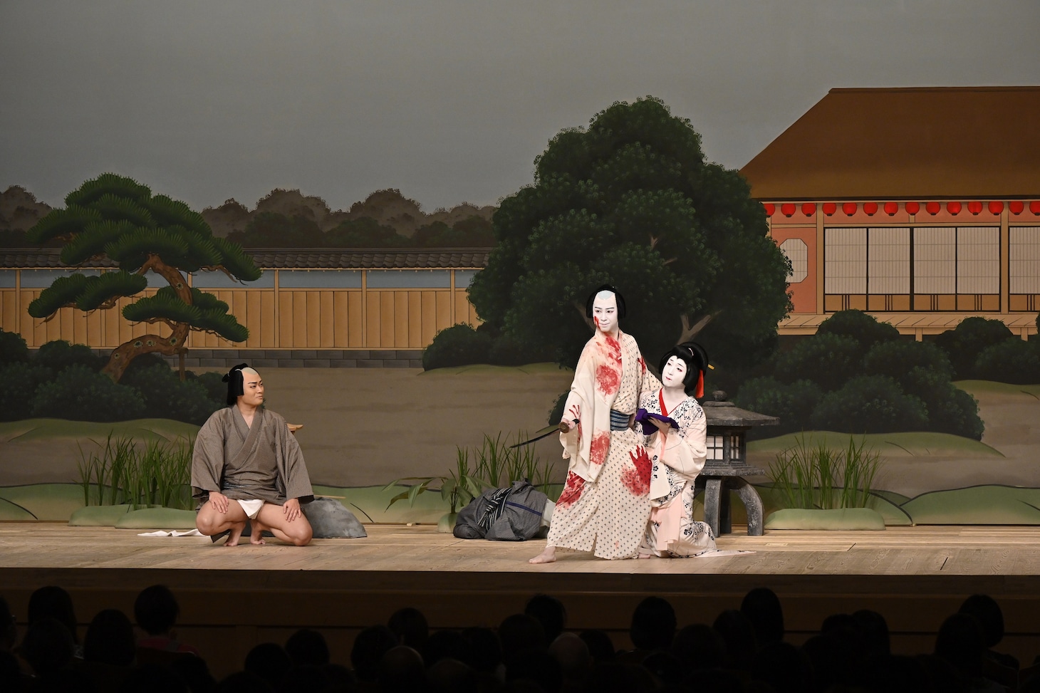 「三月花形歌舞伎」桜プログラム「『伊勢音頭恋寝刃』油屋店先　同奥庭」より。©松竹