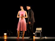 「PARCO PRODUCE 2024『リア王』」より、江口のりこ（左）。（撮影：細野晋司 / 写真提供：株式会社パルコ）