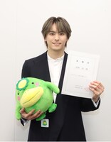 くるめふるさと大使委嘱状と、くるっぱのぬいぐるみを持つ高野洸。