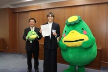 左から原口新五市長、高野洸、くるっぱ。