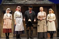 ミュージカル「屋根の上のヴァイオリン弾き」囲み取材より、左から大森未来衣、美弥るりか、市村正親、鳳蘭、唯月ふうか。