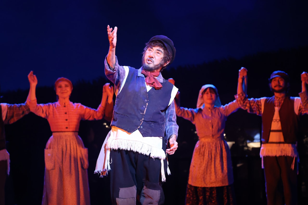 市村正親＆鳳蘭が新たなメンバーと届ける「屋根の上のヴァイオリン弾き」本日開幕