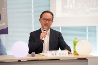 脚本・演出の鈴木ひがし。