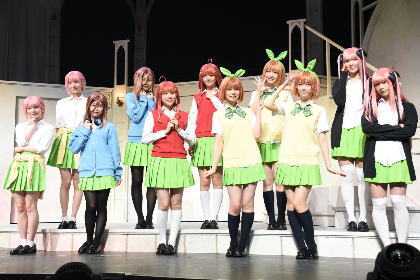 上段左から小西夏菜実、宮地すみれ、山下葉留花、藤嶌果歩、清水理央。下段左から竹内希来里、渡辺莉奈、平岡海月、正源司陽子、平尾帆夏、石塚瑶季。