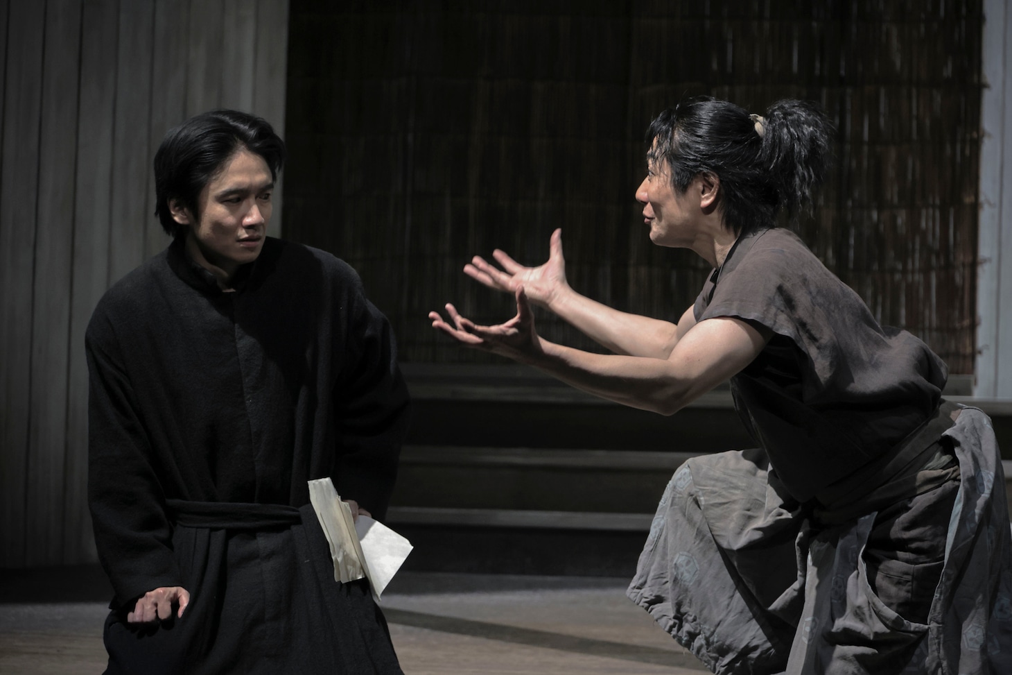 「こまつ座 第153回公演『フロイス -その死、書き残さず-』」より。（撮影：福岡諒祠）
