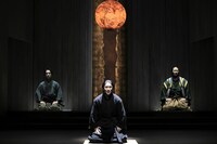 「こまつ座 第153回公演『フロイス -その死、書き残さず-』」より。（撮影：福岡諒祠）