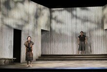 「こまつ座 第153回公演『フロイス -その死、書き残さず-』」より。（撮影：福岡諒祠）