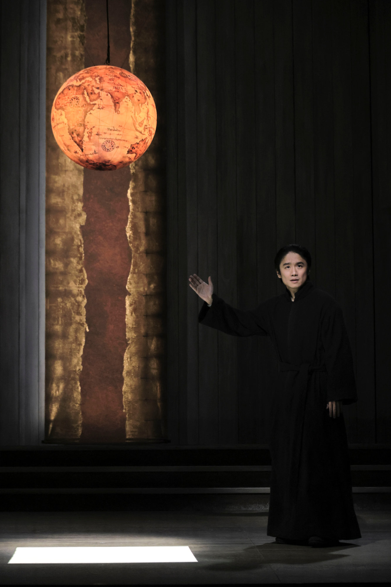 「こまつ座 第153回公演『フロイス -その死、書き残さず-』」より。（撮影：福岡諒祠）