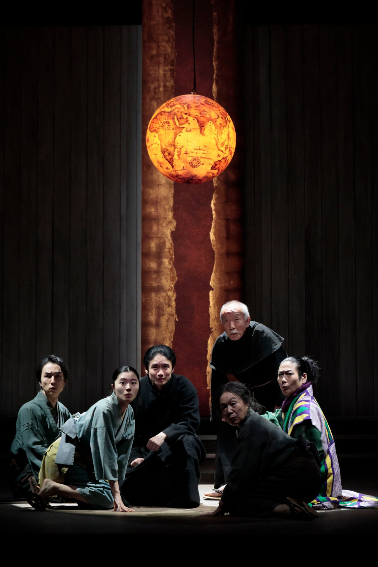 「こまつ座 第153回公演『フロイス -その死、書き残さず-』」より。（撮影：福岡諒祠）