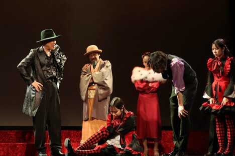 演劇×参加型ミステリー 三越劇場 怪事件推理 第3弾「奇術師たちと二つの迷宮」より。（撮影：明田川志保）