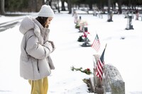 フランクの墓前に佇む奈緒。（撮影：山田健）