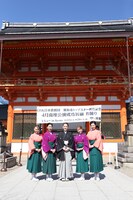 OSK日本歌劇団 翼和希トップスター就任記念「『レビュー in Kyoto』レゼル～Les Ailes～南座バージョン」成功祈願祭の様子。左から唯城ありす、華月奏、翼和希、千咲えみ、椿りょう。