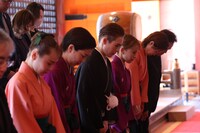 OSK日本歌劇団 翼和希トップスター就任記念「『レビュー in Kyoto』レゼル～Les Ailes～南座バージョン」成功祈願祭の様子。左から唯城ありす、華月奏、翼和希、千咲えみ、椿りょう。