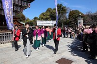 OSK日本歌劇団 翼和希トップスター就任記念「『レビュー in Kyoto』レゼル～Les Ailes～南座バージョン」お練りの様子。