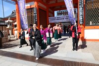 OSK日本歌劇団 翼和希トップスター就任記念「『レビュー in Kyoto』レゼル～Les Ailes～南座バージョン」お練りの様子。