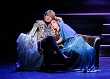 「愛と死のローマ～シーザーとクレオパトラ～」より。左から楊琳、千咲えみ。