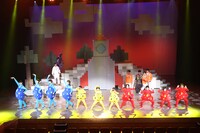 松竹創業130周年「関西ジュニア原石まつり キラキラしとんの気のせいちゃうでぇ～！」より、「ハチャメチャ惑星で夢の原石みーつけた！」の様子。