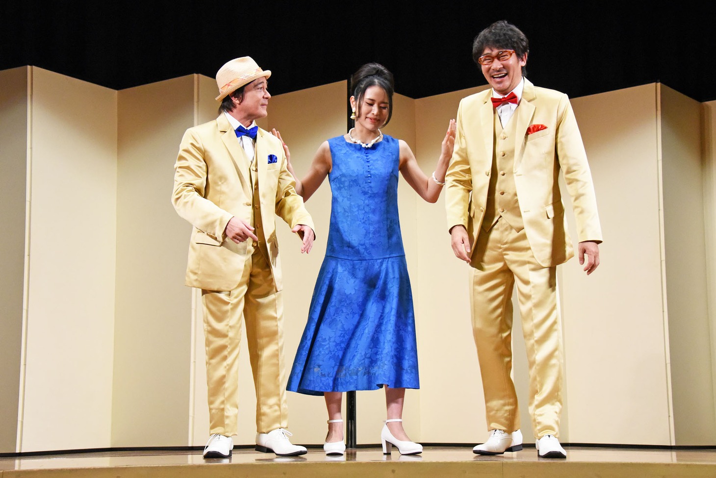 揉める川平慈英（左）と伊原剛志（右）の間に「まあまあまあまあ！」と割って入る小南満佑子（中央）。
