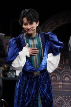 ロミオとして取材陣に決めポーズをする橋本祥平。