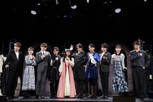 ミュージカル「インサイド・ウィリアム」合同取材会より、役柄をイメージしたポーズを取るキャスト陣。左から大澤駿弥（ORβIT）、舞羽美海、鍵本輝（Lead）、宮島優心（ORβIT）、岩田陽葵、平野良、橋本祥平、野嵜豊、吉宮瑠織、磯野亨。