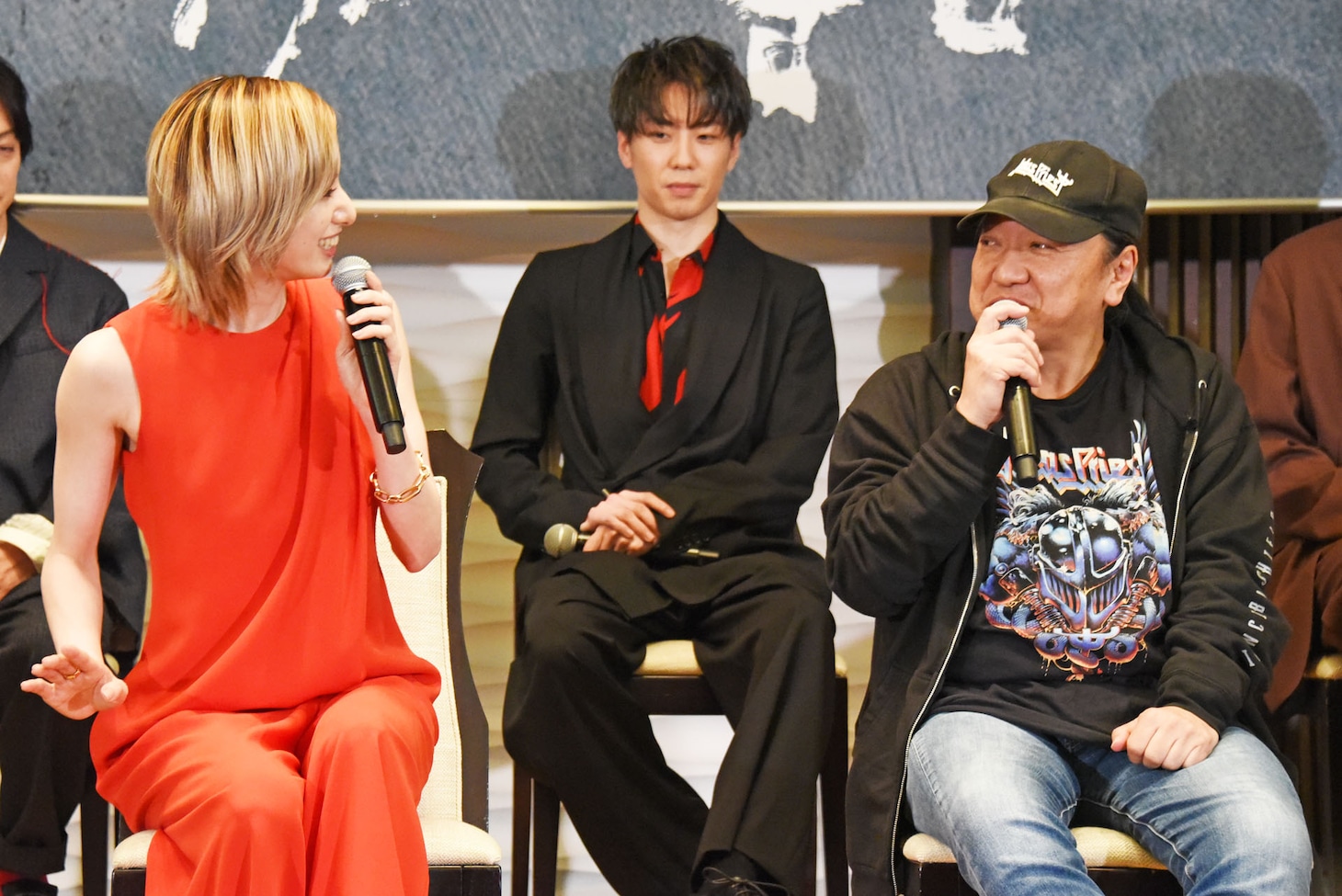 予期せぬタイミングで声を発したいのうえひでのり（右）に、「わっ、びっくりした」と驚く柚香光（左）。
